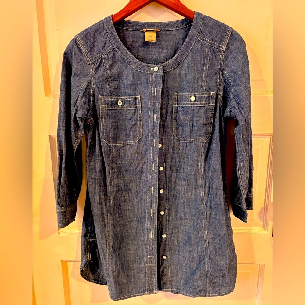 Duluth Trading XS denim button-up shirt! Adorable style and great condition